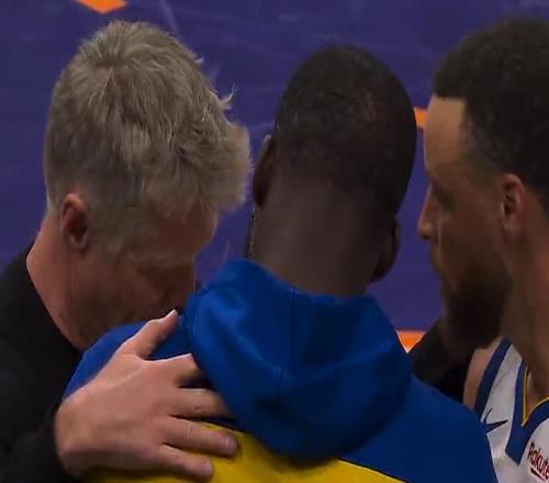 太阳淘汰勇士！科尔搂2爱徒引动容，库里展沮丧，布克狄龙笑开花