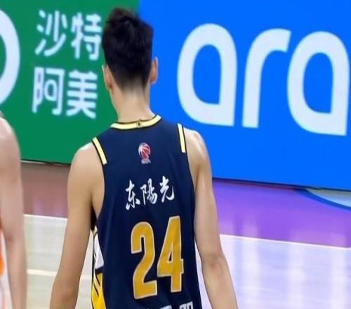 表现糟糕！崔永熙隔扣遭对手大帽+末节三分5中0关键失误葬送比赛