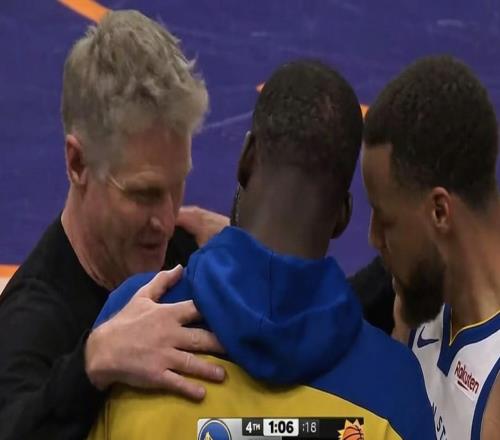 意味深長的擁抱，勇士贏球無望，科爾與庫里&追夢相擁致意
