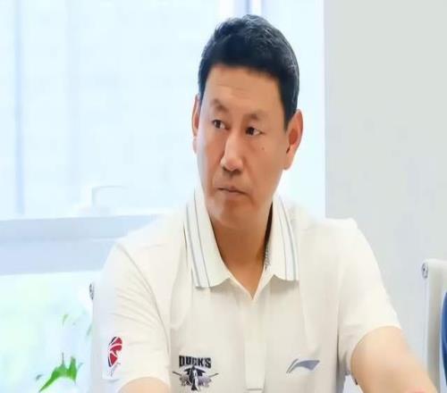 真要取代許利民李楠復(fù)出首秀，場邊認(rèn)真做筆記，對周琦主動(dòng)出擊