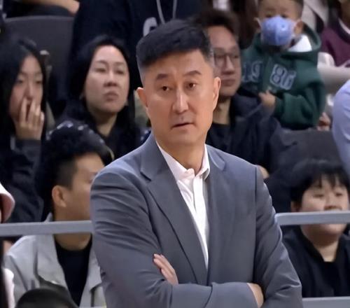 廣東遭19分逆轉(zhuǎn)揪出兩罪人！他倆三分21中3瘋狂浪投，遭杜鋒怒批