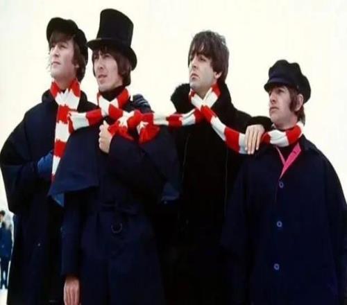 德比氣氛，埃弗頓球迷展示大型Tifo，披頭士經(jīng)典形象“紅轉(zhuǎn)藍(lán)”