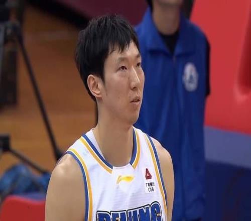 守住第四名，北京男籃小勝青島，翟曉川8+9制勝反擊，周琦12+13