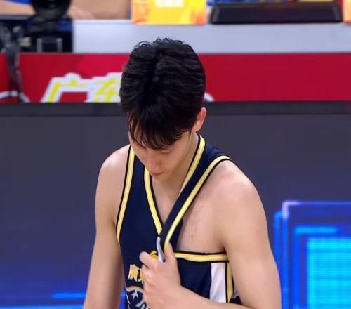 再見了，杜鋒！廣東隊(duì)各大主力擺爛逼宮，徐杰崔永熙都不想打了