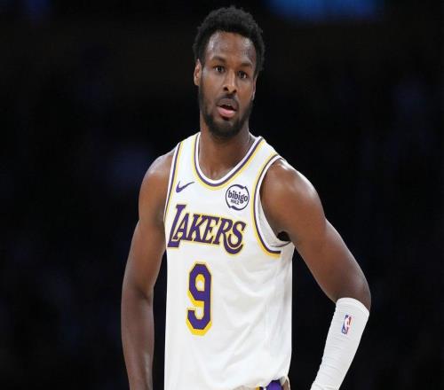 有意思，湖人隊布朗尼詹姆斯在打火箭隊的G1前研究隊友斯馬特