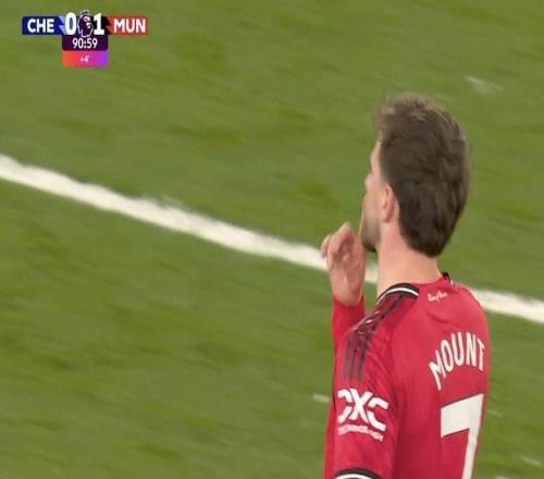 芒特一觸球就遭到噓聲，他對(duì)切爾西球迷做出噤聲手勢(shì)予以回應(yīng)