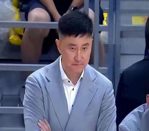 好一個(gè)球迷答謝夜！領(lǐng)先19分到輸12分，球迷：求隔指導(dǎo)回醫(yī)院看球