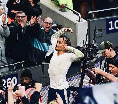 別提前開香檳！西蒙斯傳射建功后脫衣慶祝熱刺最終慘遭絕平