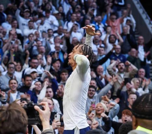 這劇情我見過(guò)好幾次，西蒙斯進(jìn)球脫衣慶祝后熱刺被布萊頓絕平