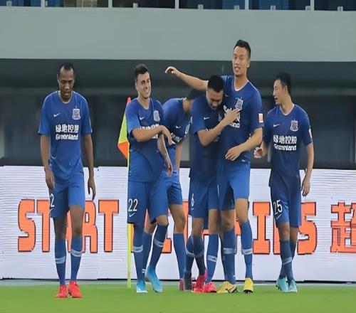 意外！申花球迷原本以为他要把板凳坐穿，没想到如今逆袭成主力