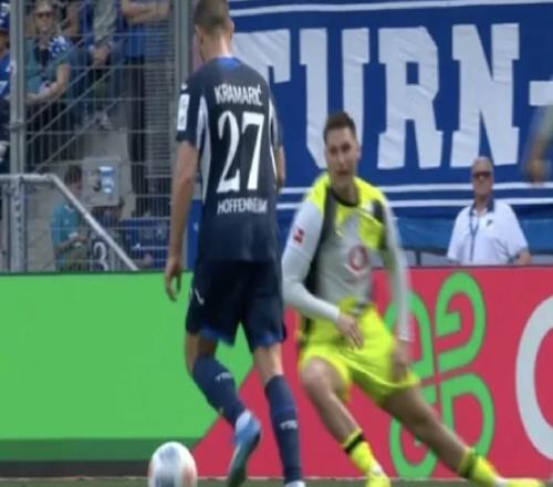 霍村vs多特主裁解釋判點(diǎn)：聚勒倒地時(shí)手臂向上移，阻擋了射門