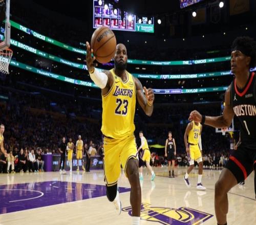 重現(xiàn)死亡之瞳！詹姆斯19+8+13率湖人開(kāi)門紅創(chuàng)多項(xiàng)歷史第一紀(jì)錄