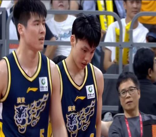 杜锋亲自爆料！广东队疑似发生内讧，徐杰联手崔永熙逼宫换帅