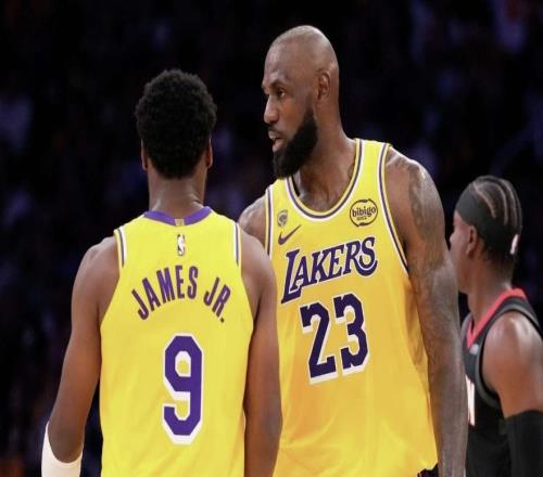 詹姆斯：我媽能看到她兒子和孫子并肩打季后賽，這也太瘋狂了