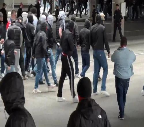 拜仁球迷和斯圖加特球迷賽前發(fā)生大規(guī)模沖突，約100名鬧事者被捕