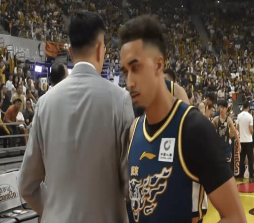廣東主場(chǎng)8395爆冷翻車胡明軒缺陣19分優(yōu)勢(shì)蒸發(fā)，杜鋒怒吼戳心窩
