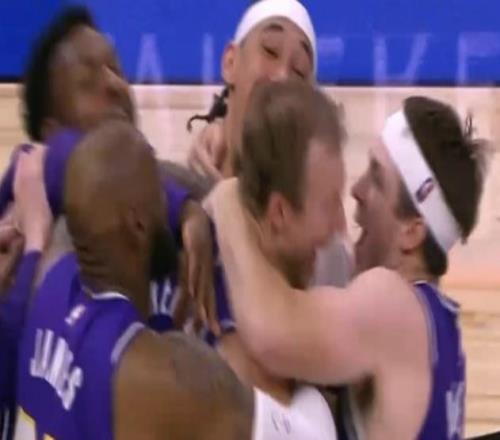 肯納德27分湖人戰(zhàn)勝火箭贏下G1，杜蘭特缺陣火箭一片藍領