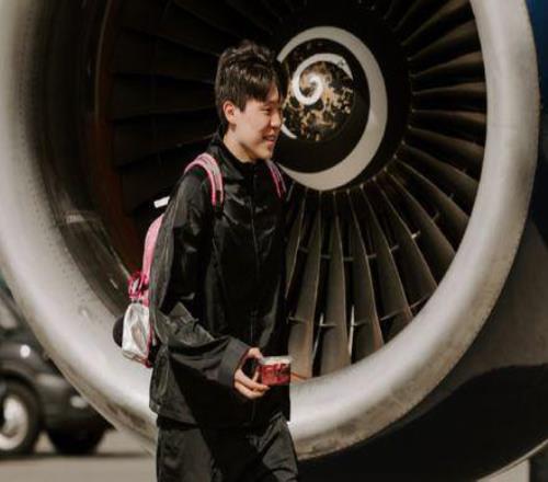 杨瀚森踏上第一次季后赛之旅！笑容满面登机G1有机会上场吗