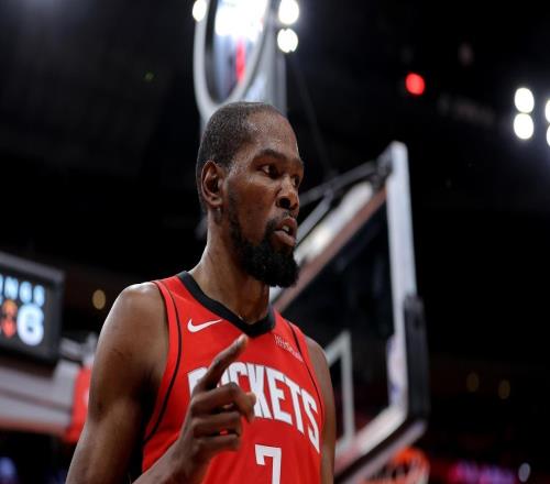 火箭對陣湖人隊！半場結(jié)束，火箭僅落后2分，詹姆斯2節(jié)送10助攻