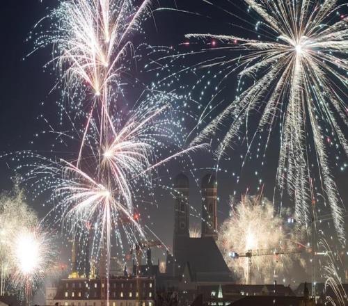 拜仁球迷放煙花"偷襲"皇馬酒店，隔音窗笑了