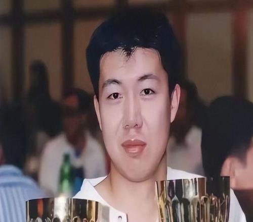 原來他是王治郅兒子，身高超2米，在成都上大學(xué)，如今已放棄籃球