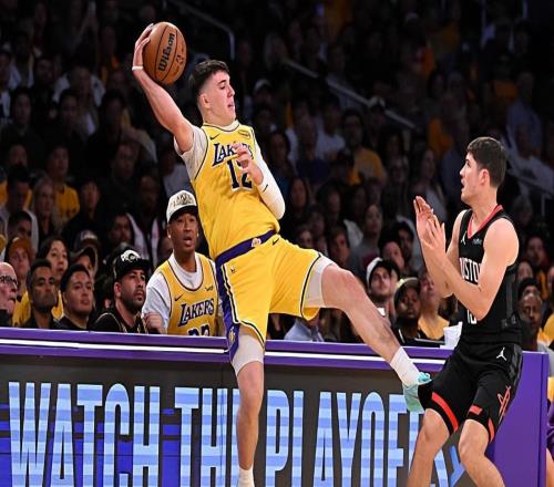 對手畢竟是火箭，湖人替補(bǔ)側(cè)翼新星的價值也就體現(xiàn)出來了