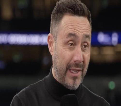 德澤爾比：西蒙斯很幸運(yùn)能和我共事，因?yàn)槲以哌^10號(hào)位