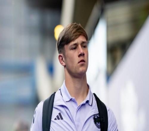 曼聯(lián)青訓(xùn)中衛(wèi)也沒人了，中場小將思韋茨首次入選一線隊名單