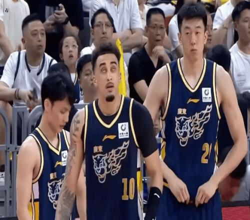 19分領(lǐng)先被翻盤！杜鋒2.5分創(chuàng)賽季新低，廣東王朝裂痕刺痛老球迷