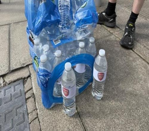 緊跟熱點，曼城球迷在球場外出售貼有阿森納隊徽的水瓶