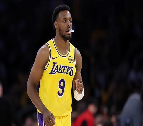 雖然表現(xiàn)不佳，但湖人后場新星好歹也是撐住了這3分多鐘的時間