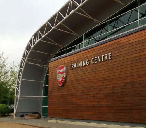 會(huì)玩！阿爾特塔基地燃放篝火激勵(lì)球員結(jié)果熏到了隔壁的大黃蜂