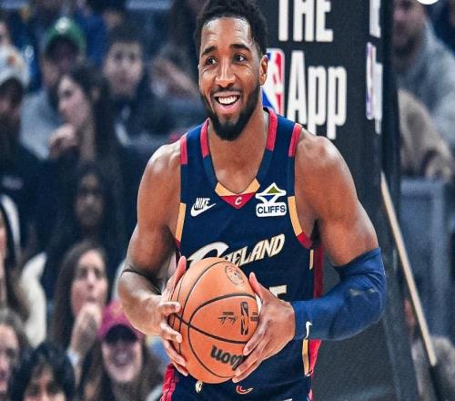 20投轟32分賽后狂贊隊友！米切爾創(chuàng)6紀錄超歐文騎士給2.77億嗎