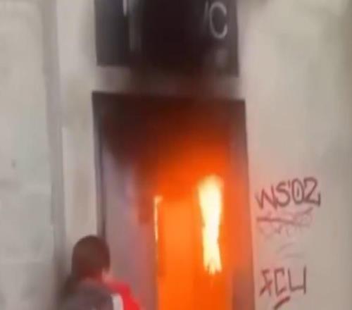 場(chǎng)面確實(shí)“火爆”，不萊梅對(duì)漢堡比賽后不明人士在球場(chǎng)廁所縱火