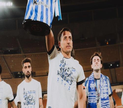 與君偕榮，皇社球員將被馬競球迷殺死的皇社球迷球衣掛上獎杯