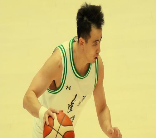 趙繼偉6+2鄢手騏4分,萊迪16+4,張鎮(zhèn)麟4+1,弗格14+4,遼籃落后20分