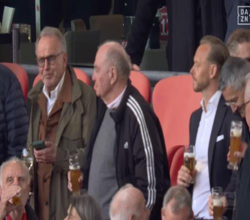 圖片報(bào)：拜仁奪冠后赫內(nèi)斯、魯梅尼格等人在VIP區(qū)小酌來慶祝