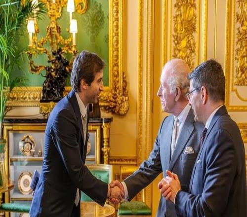 已成富豪，前阿森納球員弗拉米尼在白金漢宮面見了查爾斯三世