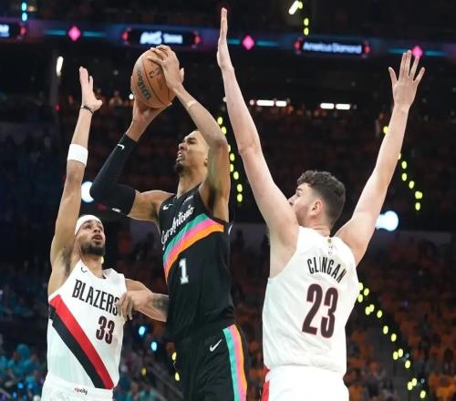 季后賽首戰(zhàn)，開拓者培養(yǎng)兩年的克林根也不頂用，防守全無！