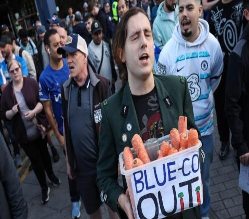 切爾西球迷手持胡蘿卜抗議BlueCo，它象征著“空頭支票”