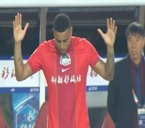 記者：古斯塔沃今天下午現身大連參與訓練，明天隨隊赴青島