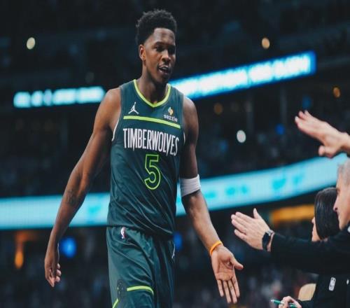 官方：愛德華茲右膝傷病管理，對陣掘金G2的比賽出戰(zhàn)成疑