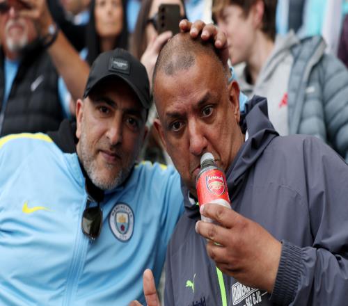 曼城球迷把對手做成水瓶：一場英超"玩梗"生意經