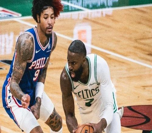 塔圖姆25+11+7布朗26分，費(fèi)城雙槍打鐵，綠軍大勝76人刷爆紀(jì)錄