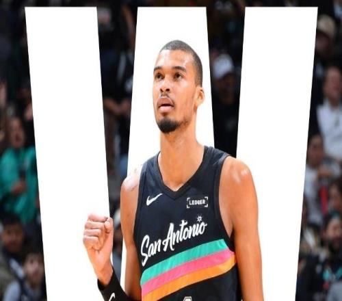 文班季后賽首秀35分：創(chuàng)歷史第一+隊(duì)史第一屢秀暴扣三分獲盛贊