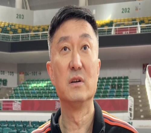 杜鋒：人員本就不齊整徐杰今晚又不舒服，大外援等他到位再說(shuō)
