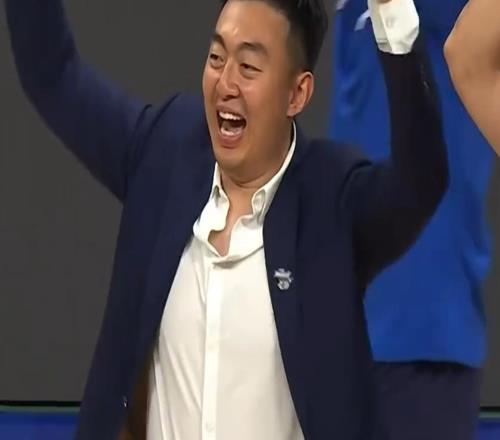 寧波隊(duì)史首進(jìn)季后賽！董事長敲鼓，全隊(duì)潑水主帥，劉家成大贏家！