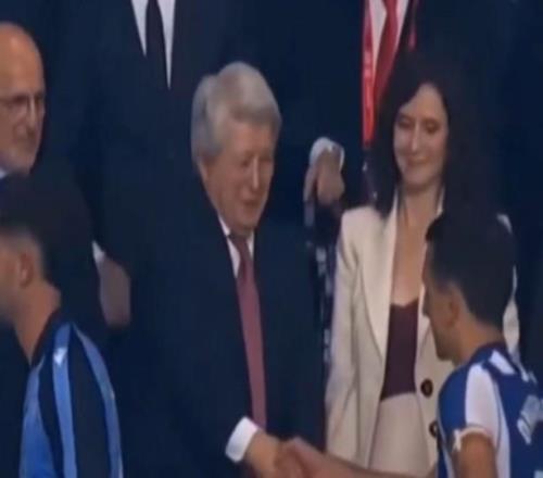 登臺(tái)領(lǐng)獎(jiǎng)時(shí)，奧亞薩瓦爾無視反巴斯克主義的馬德里自治區(qū)主席