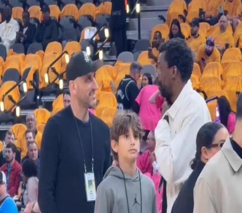 個子也不矮！文班亞馬父親在場邊和吉諾比利暢聊