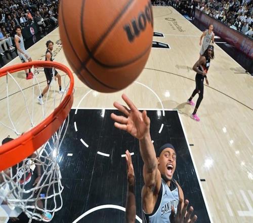 馬刺季后賽首戰(zhàn)：文班亞馬的第一次大考